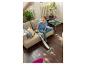 Frau auf einem Sofa reinigt einen Holzboden mit einem Bodenreiniger.