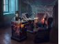 Halloween-Bürodeko mit Spinnweben, Totenköpfen, Kerzen und Laterne.