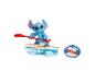 Disney Stitch Spielzeug auf einem Surfbrett mit Fernbedienung.