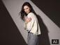 Frau im ESMARA Mohair-Mix Premium-Pullover und grauer Hose [KI-generiertes Bild]