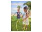 Zwei Mädchen spielen mit Hula-Hoop-Reifen auf dem Rasen, mit Palmen und dem Meer im Hintergrund.