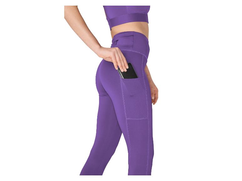 Lila Sportleggings mit Seitentasche, in der ein Mobiltelefon steckt.