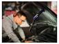 LIVARNO® Arbeitsleuchte „The Mechanic“ beleuchtet den Motorraum, während ein Mann arbeitet.
