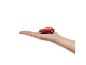 Rotes Spielzeugauto auf offener Handfläche.