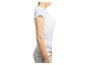 Frau in weißem T-Shirt und heller Jeans, Seitenansicht