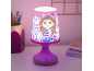 Rosa Tischlampe mit Cartoon-Mädchen- und Katzenfiguren, auf einem Schreibtisch mit Schreibwaren und Büchern.
