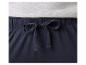 Nahaufnahme einer dunkelblauen Pyjamahose mit Kordelzug und einem hellgrauen T-Shirt.