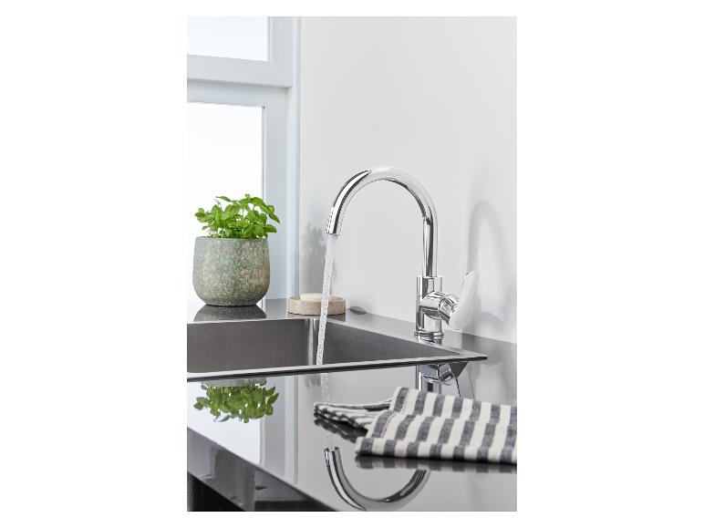 Chrom-Küchenarmatur, Spüle und Zubehör.