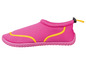 Rosa Wasserschuhe mit gelben Details.
