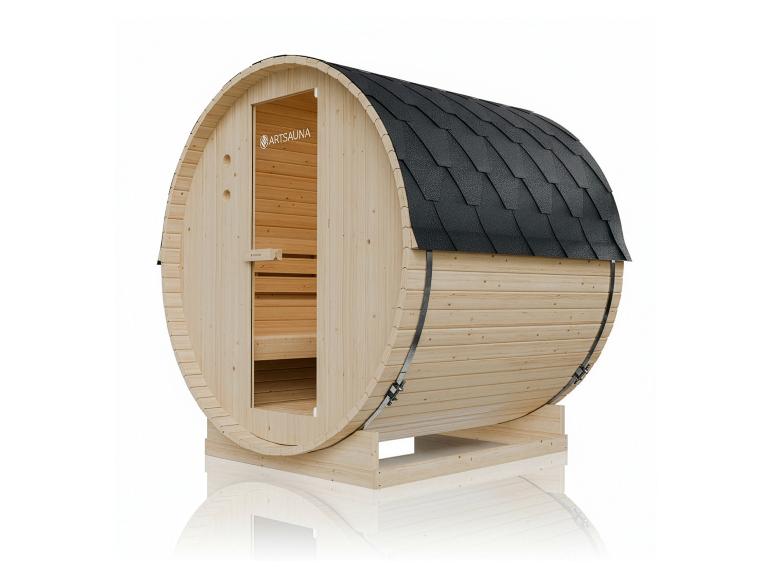 Hölzerne Fasssauna mit schwarzem Schindeldach und Holzbänken im Inneren.