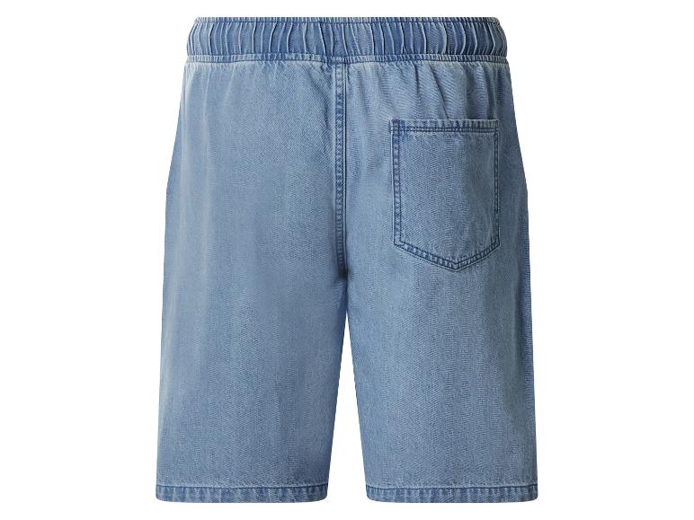 Hellblaue Jeans-Shorts mit elastischem Bund und einer Gesäßtasche.