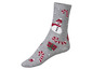 Graue Socke mit Weihnachtsmotiven: Schneemann, Zuckerstangen und Geschenke.