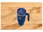 Blaue Thermotasse mit Strohhalm und Griff, auf einem Holztisch.