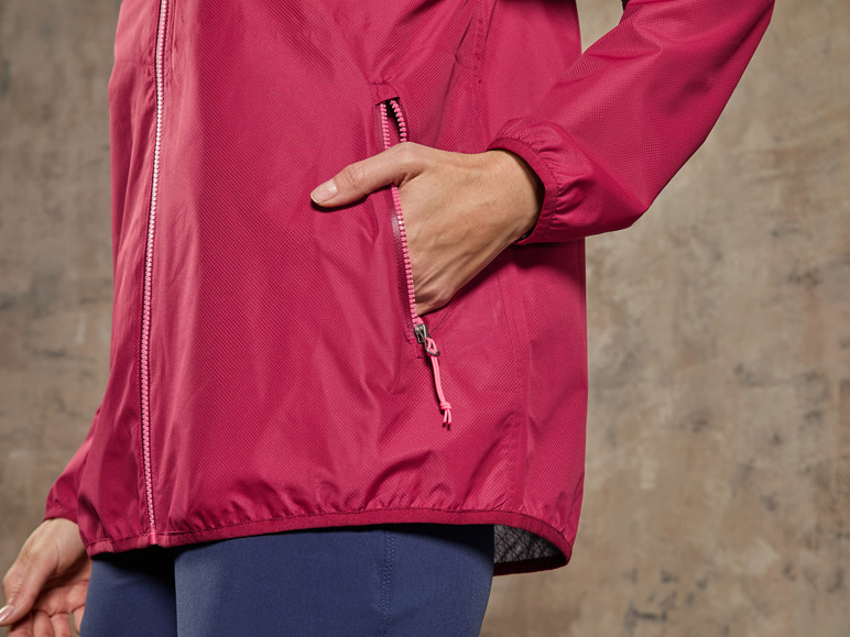 Eine rosafarbene Windjacke mit einer Tasche.