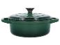 Grüne Gusseisen-Schmorpfanne mit Deckel.