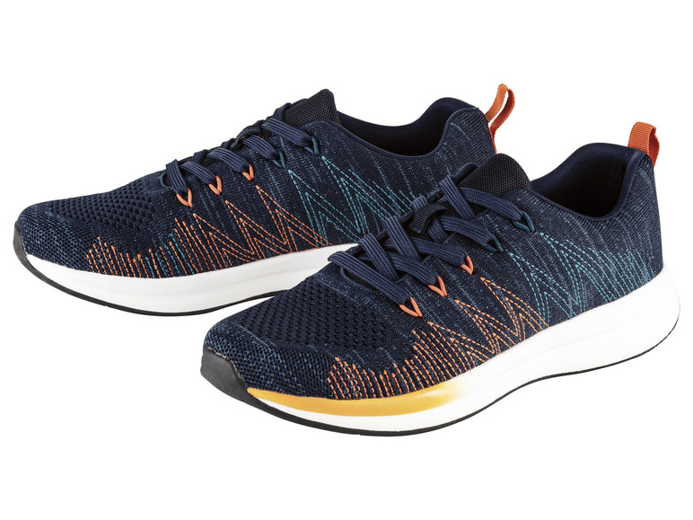 Zwei Paar blaue Sneaker mit orangefarbenen und grünen Details.