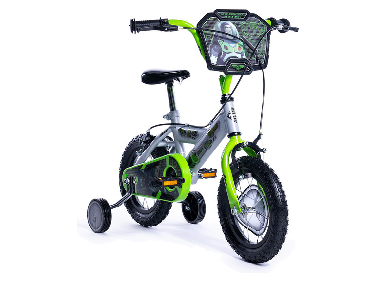 Ein grünes Kinderfahrrad mit Stützrädern, mit Buzz Lightyear-Motiv.