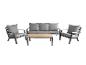 Gartenmöbel-Set: graue Sofa und zwei Sessel, heller Holz-Couchtisch.