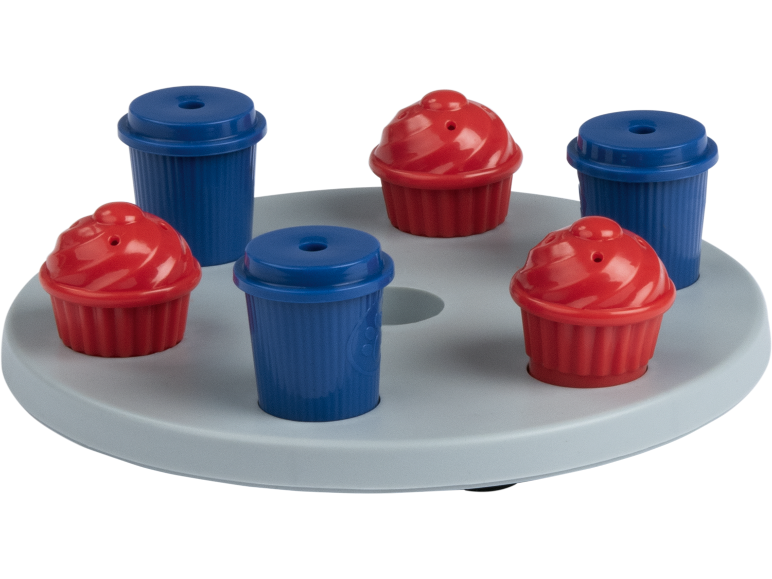 Rote Cupcake-Förmchen und blaue Kaffeetassen auf einem grauen Tablett.