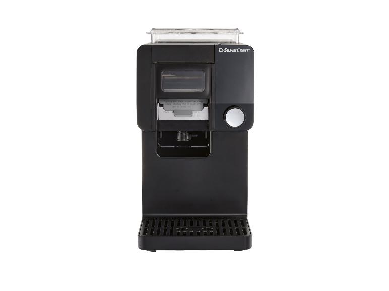 Schwarze Kaffeemaschine mit Spender und Abtropfschale.