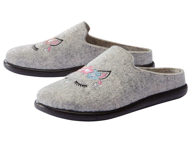 Graue Hausschuhe mit Einhorn-Motiv.