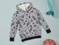 Ein grauer Hoodie mit Skateboard-Print, ein Skateboard und ein Basketball.