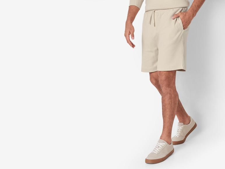Bequeme beige Shorts und Sneaker.