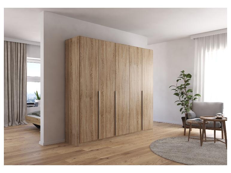 Großer heller Holzschrank, minimalistischer Stil, mit Sesseln und Beistelltischen.