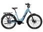 Hellblaues E-Bike mit Gepäckträger und Schutzblechen.