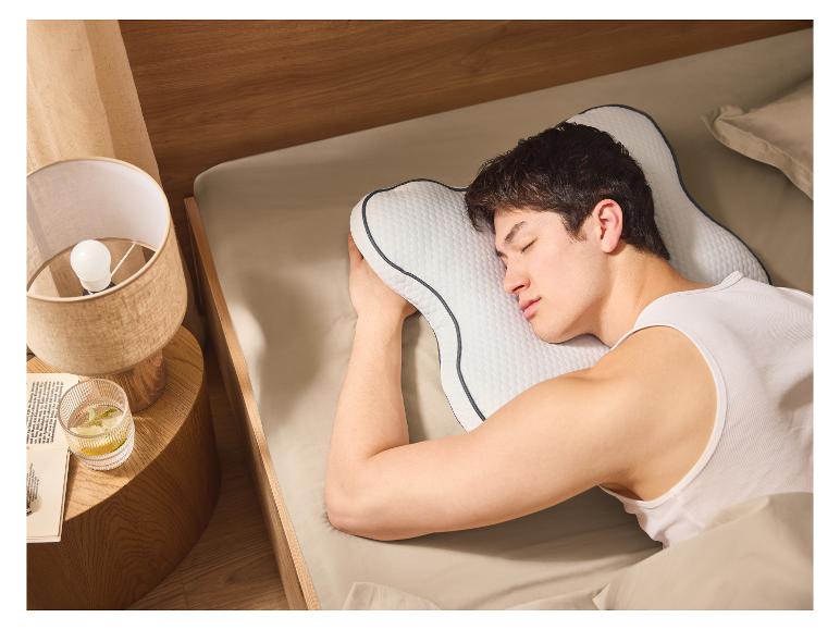 Ein Mann schläft ruhig auf einem ergonomischen Kissen.