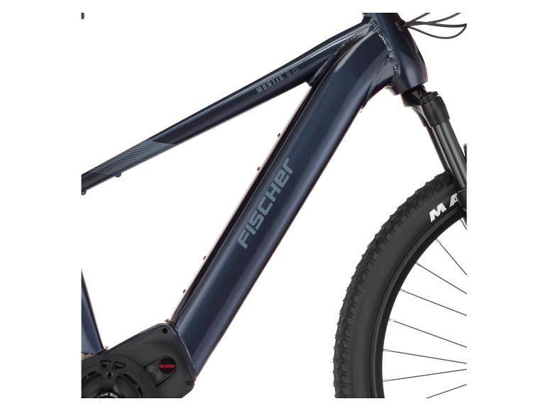 Dunkelblaues E-Mountainbike mit Mittelmotor und Stollenreifen.