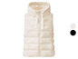 Eine weiße Steppweste mit Kapuze.