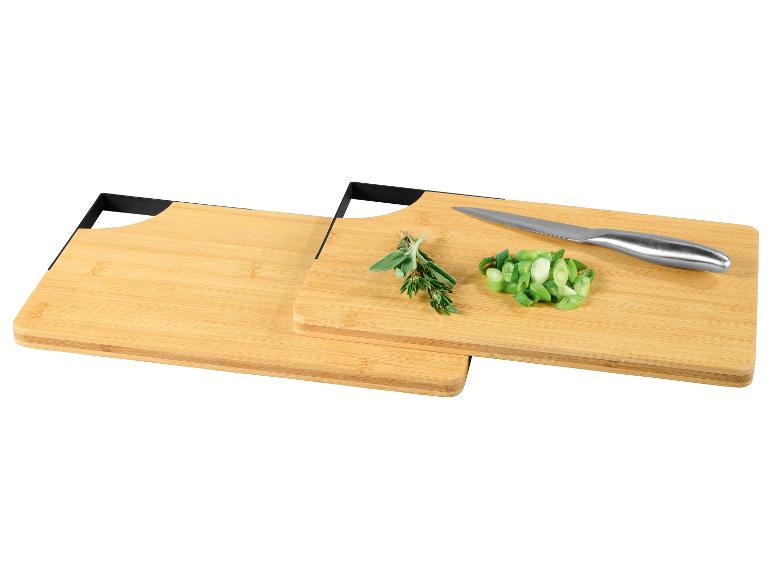 Zwei Bambusschneidebretter mit Messer.