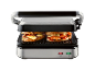 Elektrischer Kontaktgrill mit zwei getoasteten Sandwiches darin