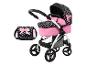 Ein rosafarbener Kinderwagen mit Herzchenmuster und passender Tasche.