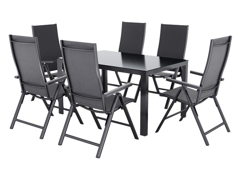 Gartenmöbel-Set mit schwarzem Tisch und sechs Klappstühlen.