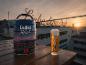 Gaffel Kölsch 5l Dose und ein Glas Bier auf einem Holztisch bei Sonnenuntergang.