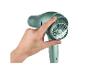 Hand hält einen grünen Haartrockner mit sichtbarem Ventilator.