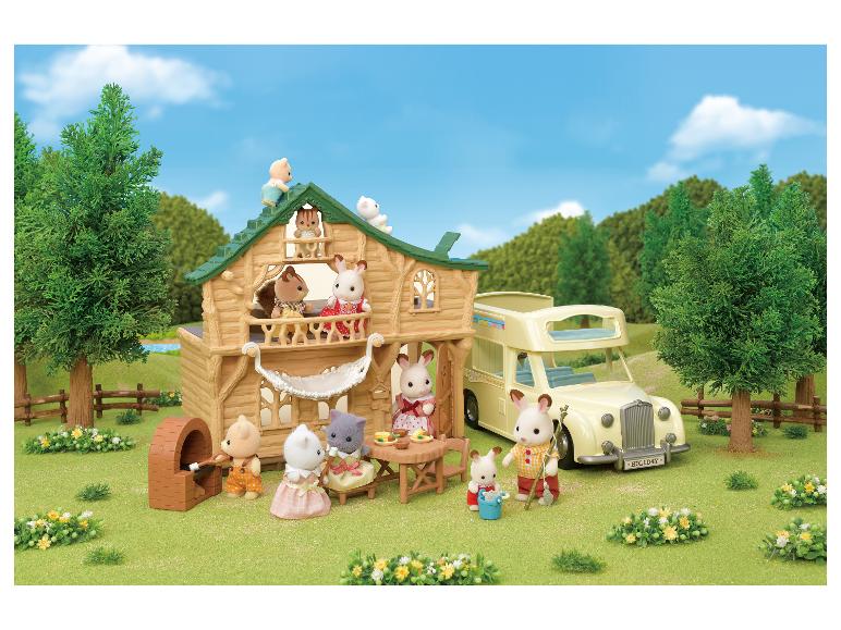 SYLVANIAN FAMILIES Haus am See mit Möbeln, Tierfiguren und Wohnmobil in der Natur.