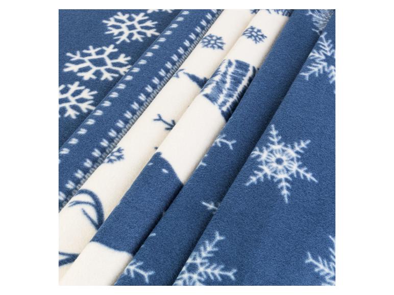 Blauer und weißer Stoff mit Schneeflockenmuster.