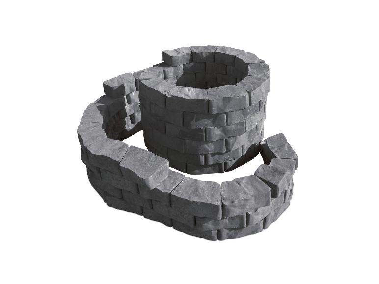 Graue Betonsteine bilden ein kreisförmiges Pflanzgefäß mit spiralförmiger Erweiterung.