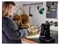 Frau pflanzt Pflanzen mit einer LIVARNO® 18 V Arbeitsleuchte »BWL2400 P4A«, die den Arbeitsbereich beleuchtet.