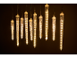 Weihnachts-Lichterkette mit leuchtenden Eiszapfen vor dunklem Hintergrund.
