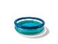 Aufblasbares Planschbecken mit zwei blauen Ringen, gefüllt mit Wasser, wirft einen Schatten.