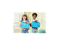 Zwei Kinder halten blaue Bastelsets mit bunten Perlenkreationen.