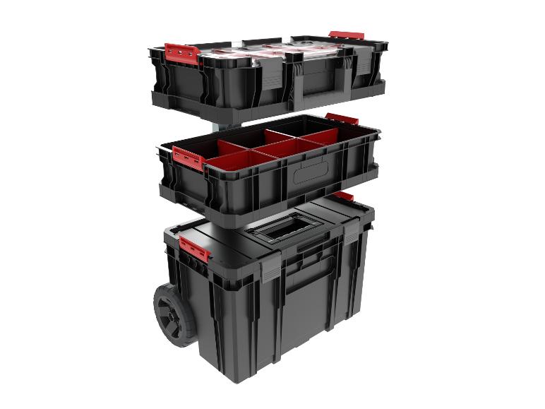 Modulare schwarze und rote Werkzeugkästen gestapelt, der untere mit Rollen.