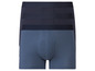 Drei Paar dunkelblaue Boxershorts.
