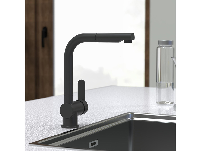 Eine schwarze Küchenarmatur mit Spüle in einer modernen Küche.