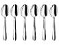 Sechs glänzende, silberne Esslöffel in einer Reihe auf weißem Hintergrund.