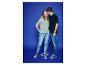 Junges Paar in Jeans und T-Shirts, vor blauem Hintergrund.